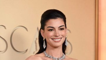 O hairstylist της Anne Hathaway έχει το πιο απίθανο τρικ για λίφτινγκ εφέ