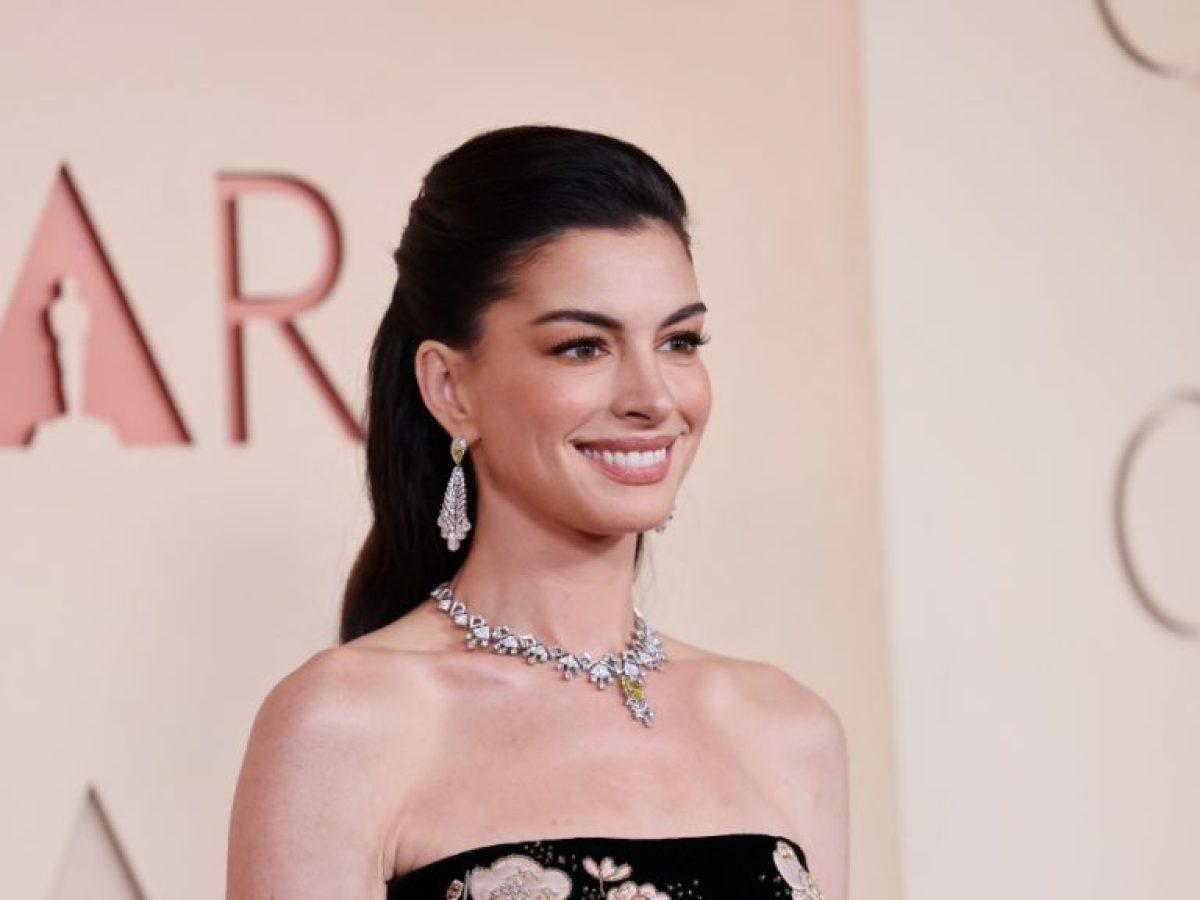 Oscars 2026: Τα ωραιότερα beauty looks στο κόκκινο χαλί