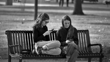Phubbing: Τι είναι και γιατί μπορεί να καταστρέψει τις σχέσεις σας