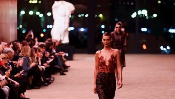Saint Laurent FW26: Δαντέλα, χρώμα και σμόκιν είναι ο ορισμός της νέας θηλυκότητας
