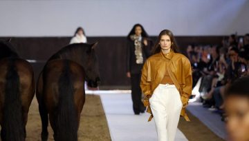Stirrup pants: Το παντελόνι με λουράκι που είδαμε στα catwalks και θέλουμε να δοκιμάσουμε