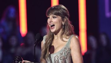 Taylor Swift: Eμφανίστηκε με τις ασύμμετρες πυκνές αφέλειες που είχε υιοθετήσει πριν 10 χρόνια στο Met Gala