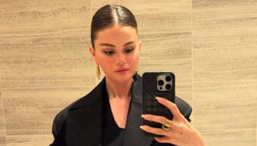 To λεπτεπίλεπτο sleek bun της Selena Gomez θα σου δώσει έμπνευση για την Κυριακάτικη βόλτα σου