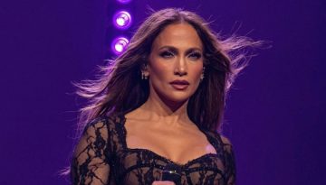 To messy updo της Jennifer Lopez είναι statement και ταιριάζει σε όλες τις περιστάσεις