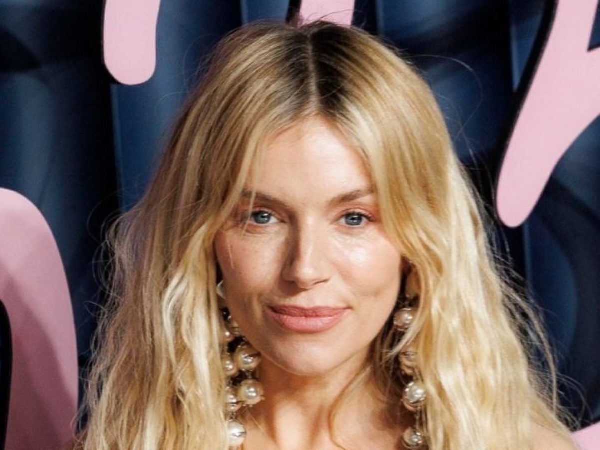 To serum που λατρεύει η Sienna Miller και υπόσχεται αποτέλεσμα botox