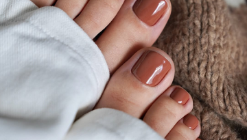 «Toffee Pedicure»: Η πιο κομψή απόχρωση για τις ανοιξιάτικες (και καλοκαιρινές) μας εμφανίσεις