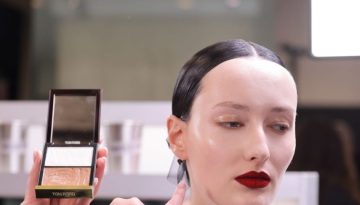 Tom Ford: Υγρή σκιά ματιών και κόκκινο ματ κραγιόν – Το δυναμικό contrast που λατρέψαμε στο fashion show του οίκου