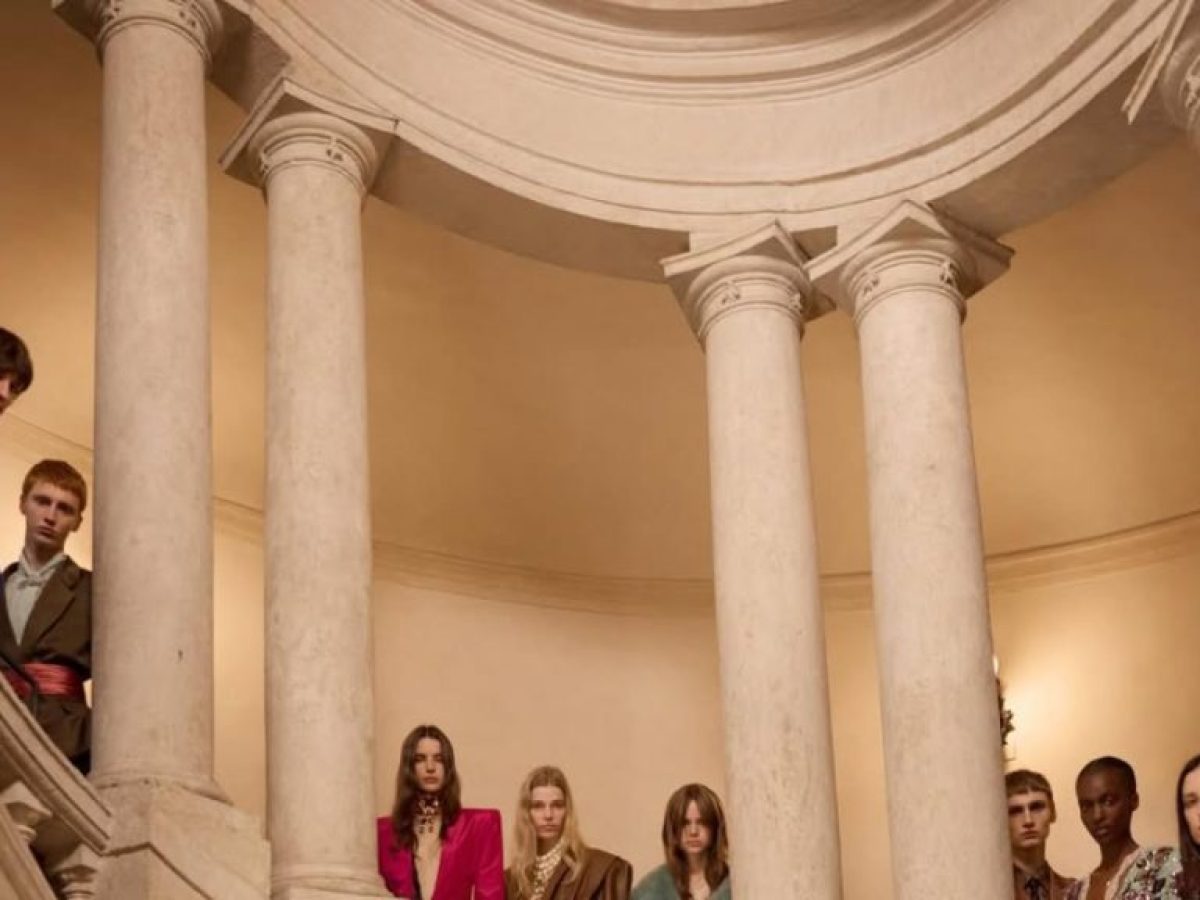 Valentino: Ο Αλεσάντρο Μικέλε θέλει η υψηλή ραπτική να είναι προσβάσιμη σε όλους – Το show στο Palazzo Barberini και οι προβολές σε Ρώμη, Μιλάνο και Νάπολη