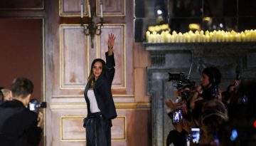 Victoria Beckham: Παρουσίασε τη FW26 συλλογή της στο Παρίσι – Ποιοι από την οικογένειά της ήταν στο front row