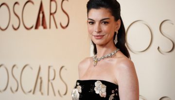 Αυτό το χτένισμα της Anne Hathaway δημιουργεί αποτέλεσμα lifting μέσα σε δευτερόλεπτα