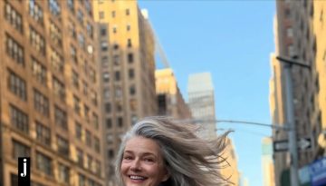 Πολίνα Πορίζκοβα: Στα 60 της, το supermodel των ’80s «σπάει» κάθε ταμπού και ποζάρει με τα δαντελένια της εσώρουχα