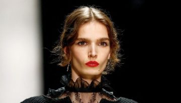 &Tau;&alpha; red wine lips &pi;&alpha;&rho;&alpha;&mu;έ&nu;&omicron;&upsilon;&nu; &alpha;&nu;ά&mu;&epsilon;&sigma;&alpha; &sigma;&tau;&iota;&sigmaf; &kappa;&omicron;&rho;&upsilon;&phi;&alpha;ί&epsilon;&sigmaf; &tau;ά&sigma;&epsilon;&iota;&sigmaf; &ndash; K&alpha;&iota; o &omicron;ί&kappa;&omicron;&sigmaf; Dolce & Gabbana &tau;&omicron; &epsilon;&pi;&iota;&beta;&epsilon;&beta;&alpha;ί&omega;&sigma;&epsilon;