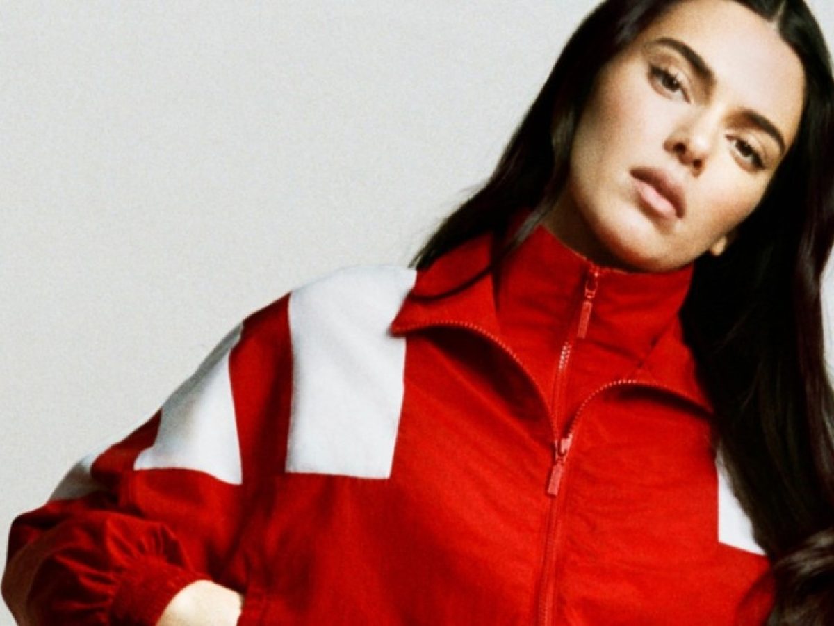 Εντοπίστηκαν στα πόδια της Kendall Jenner: Αυτά τα εμβληματικά sneakers του 2016 κάνουν δυναμικό comeback