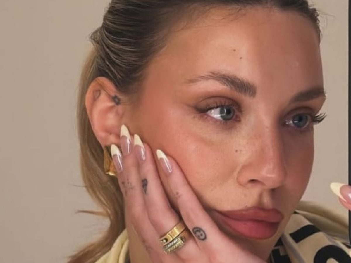 Γαρυφαλιά Καληφώνη: Υπέκυψε στην πιο chic τάση για mani. Γαλλικό με butter yellow