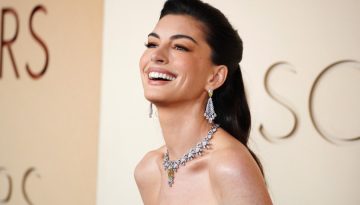 Η Anne Hathaway αναβιώνει το εμβληματικό look της Miranda Priestly με μια εντυπωσιακή δημιουργία Valentino