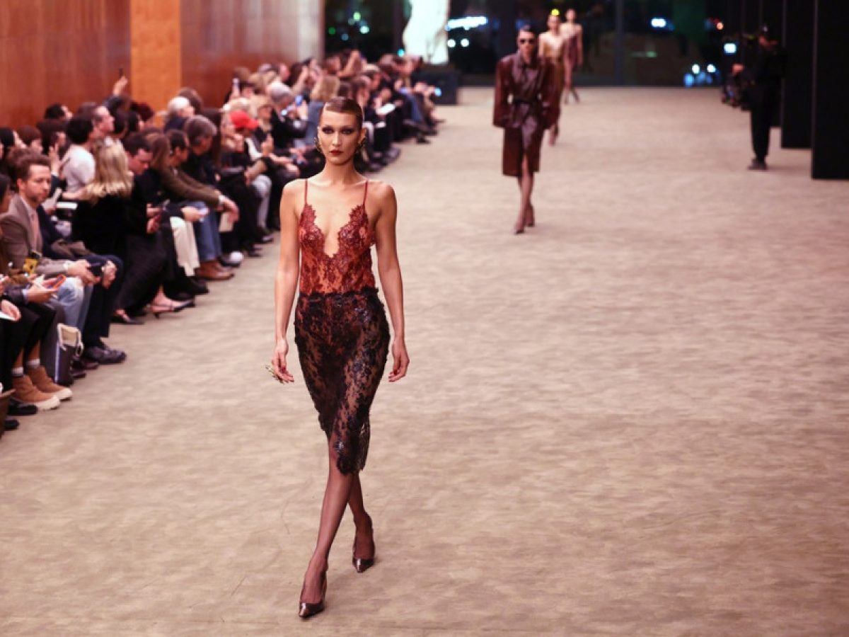 Η Bella Hadid αλλάζει το look της: Το νέο κοντό καρέ της, πολύ εμπνευσμένο από τα ’90s, προκαλεί ήδη αίσθηση