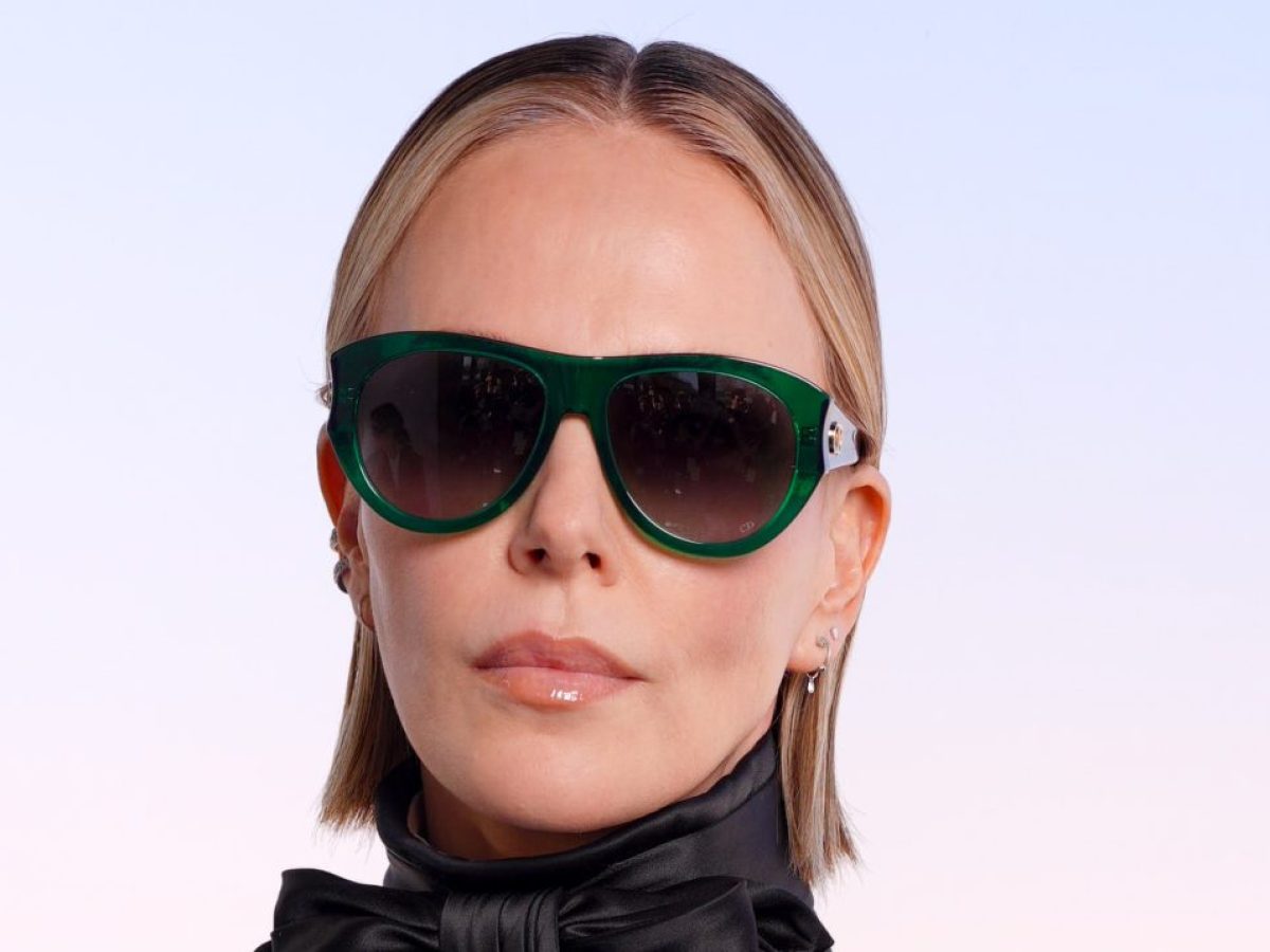 Η Charlize Theron στο show του Dior με sleek bob και 90’s highlights