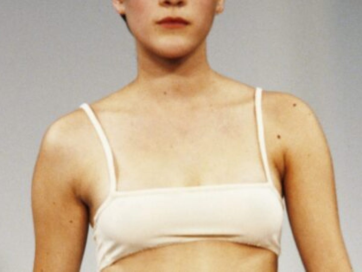 Η Chloë Sevigny επιστρέφει στην πασαρέλα της Miu Miu, περισσότερα από 30 χρόνια μετά το πρώτο της show για τον οίκο