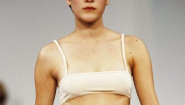 Η Chloë Sevigny επιστρέφει στην πασαρέλα της Miu Miu, περισσότερα από 30 χρόνια μετά το πρώτο της show για τον οίκο
