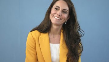 Η Kate Middleton υιοθετεί την “τσαλακωμένη” τσάντα, μια τάση που είδαμε στο show της Chanel
