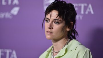 Η Kristen Stewart αλλάζει ριζικά το look της και υιοθετεί ένα χτένισμα-σύμβολο των 70s