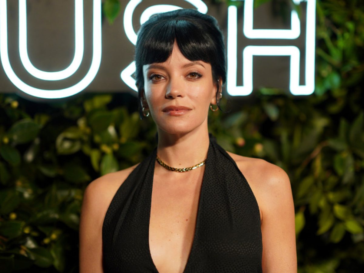 Η Lily Allen φόρεσε ένα φόρεμα φτιαγμένο από αποδείξεις δώρων που έδωσε ο πρώην της, David Harbour, στις ερωμένες του