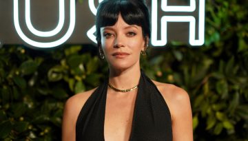 Η Lily Allen φόρεσε ένα φόρεμα φτιαγμένο από αποδείξεις δώρων που έδωσε ο πρώην της, David Harbour, στις ερωμένες του