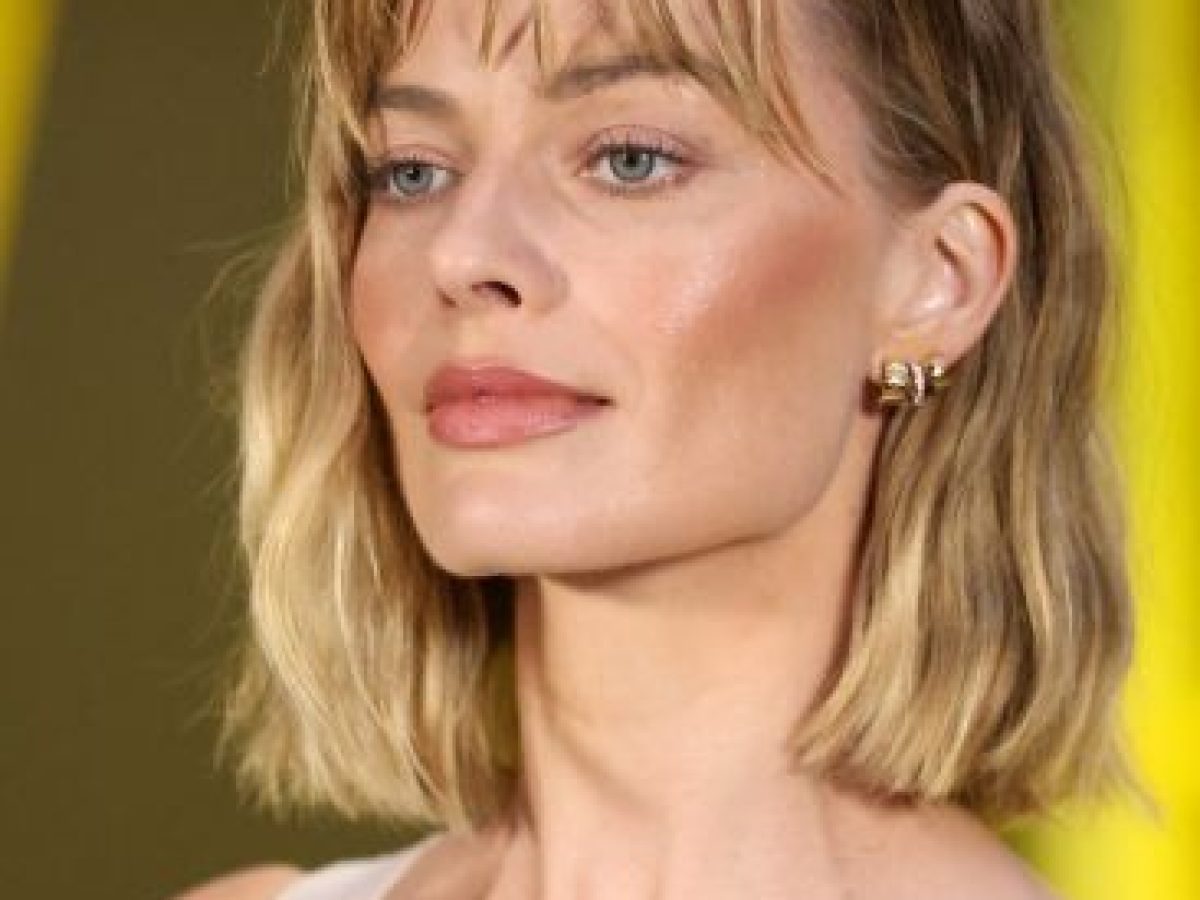 Η Margot Robbie λέει «ναι» στο γαλλικό καρέ και το κάνει τάση