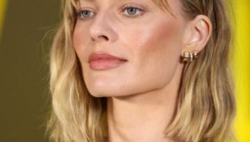 Η Margot Robbie λέει «ναι» στο γαλλικό καρέ και το κάνει τάση
