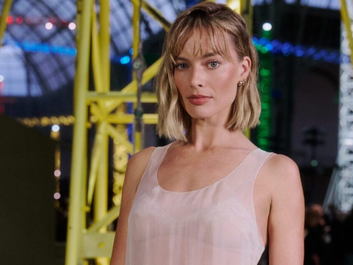 Η Margot Robbie βρήκε το χρώμα που «γεφυρώνει» τέλεια τα χειμερινά με τα ανοιξιάτικα σύνολα 