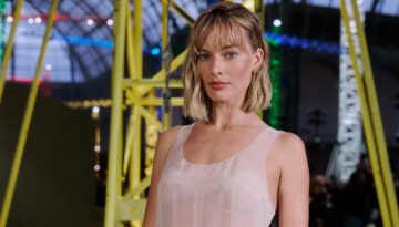 Η Margot Robbie βρήκε το χρώμα που «γεφυρώνει» τέλεια τα χειμερινά με τα ανοιξιάτικα σύνολα 