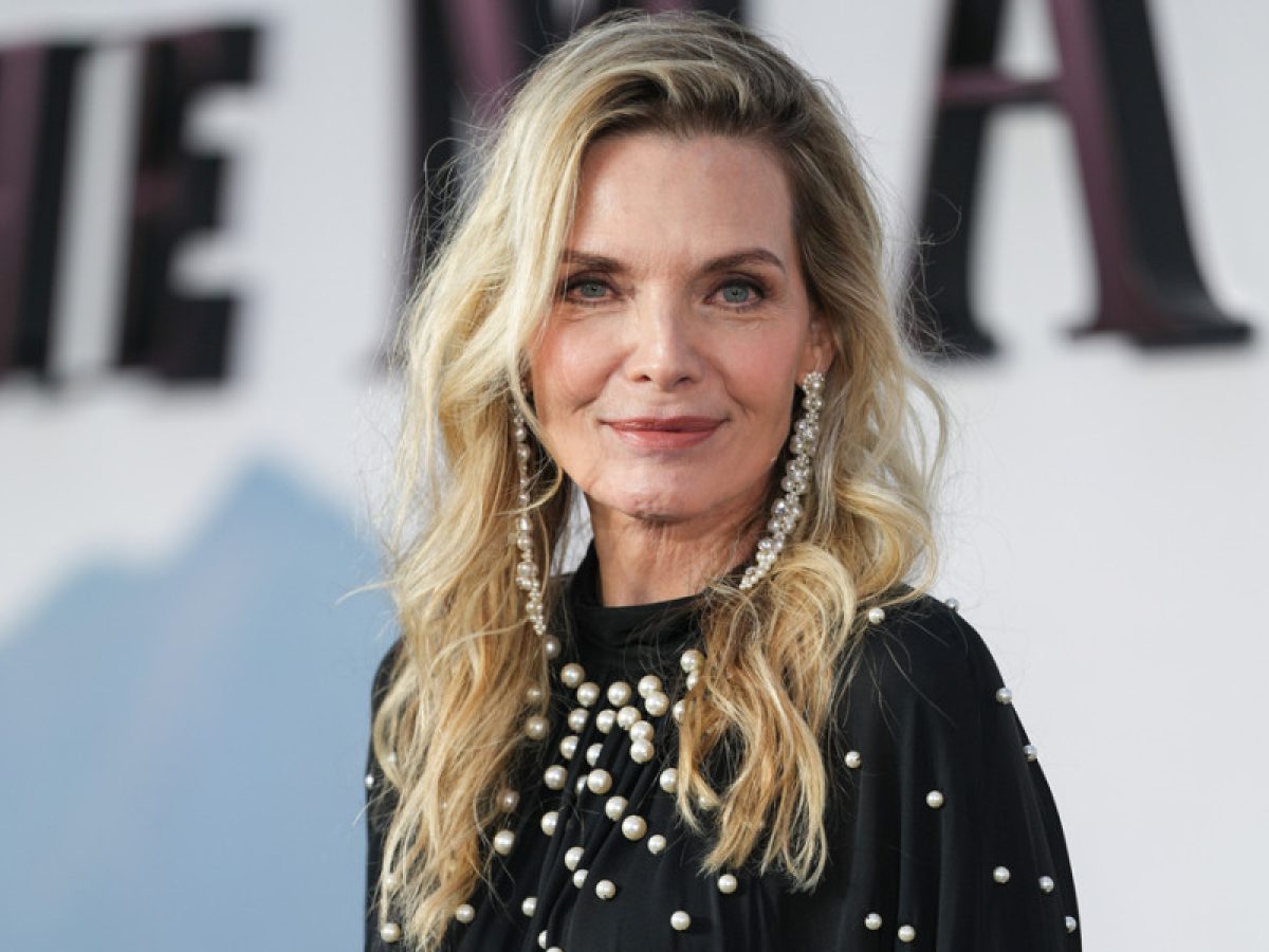 Η Michelle Pfeiffer αποδεικνύει ότι αυτό το λαμπερό μακιγιάζ παραμένει το πιο κολακευτικό μετά τα 60