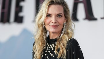 Η Michelle Pfeiffer αποδεικνύει ότι αυτό το λαμπερό μακιγιάζ παραμένει το πιο κολακευτικό μετά τα 60