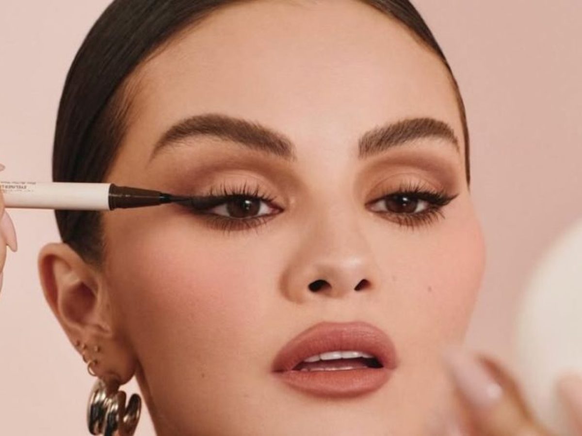 Η Selena Gomez ποζάρει με το απόλυτο mocha mousse μακιγιάζ και μας υπενθυμίζει γιατί αγαπάμε τις γήινες αποχρώσεις