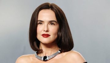 Η Zoey Deutch φόρεσε το τέλειο κόκκινο κραγιόν και γνωρίζουμε ποιο ακριβώς είναι
