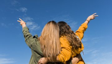 Η φιλία που τελειώνει σιωπηλά: Γιατί το ghosting δεν συμβαίνει μόνο στα ραντεβού