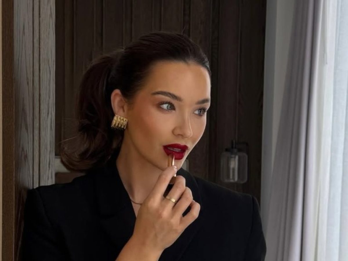 Κραγιόν μετά τα 50: Τα χρώματα που κολακεύουν περισσότερο τις ώριμες επιδερμίδες