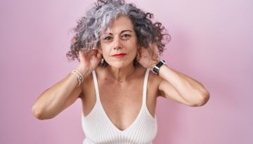 Λευκά μαλλιά μετά τα 60: Το μυστικό μήκος που «σβήνει» χρόνια από το πρόσωπο
