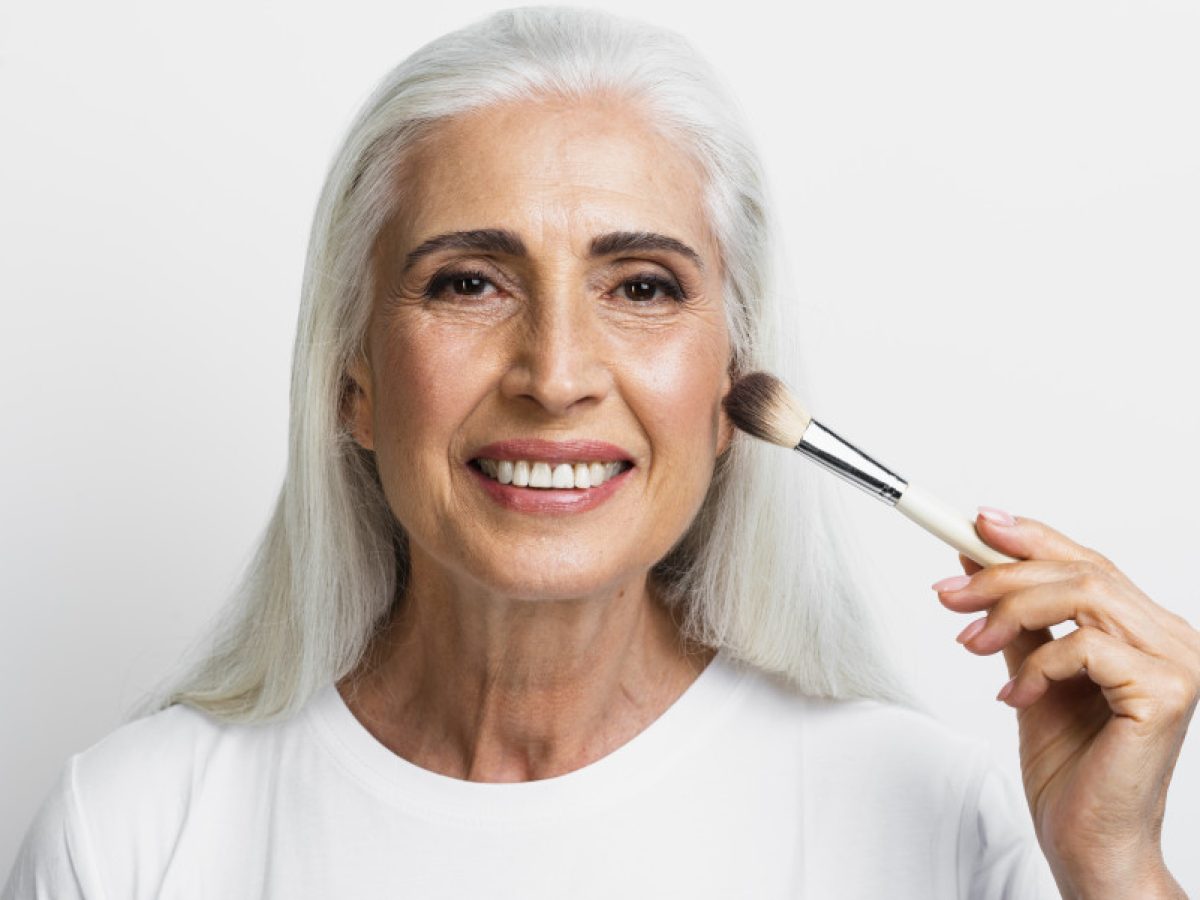 Μακιγιάζ μετά τα 60: 7 συμβουλές που σας κάνουν να δείχνετε νεότερη σε μια στιγμή