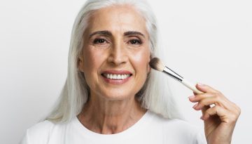 Μακιγιάζ μετά τα 60: 7 συμβουλές που σας κάνουν να δείχνετε νεότερη σε μια στιγμή