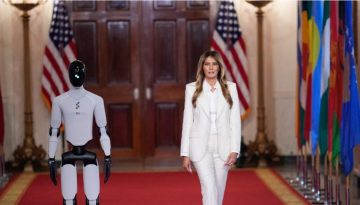 Μelania Trump: Περπάτησε δίπλα σε ρομπότ στο Λευκό Οίκο και τράβηξε όλα τα βλέμματα