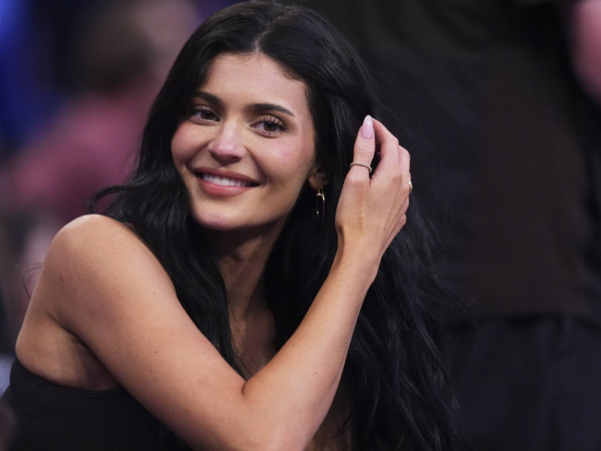 Μετά την Adriana Karembeu, η Kylie Jenner επιβεβαιώνει την επιστροφή των bleached eyebrows