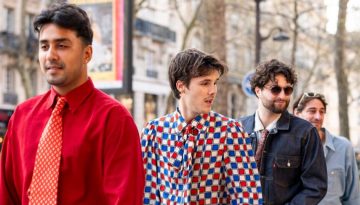 Ο Cruz Beckham ποζάρει με την μπάντα του σε «Beatles» style