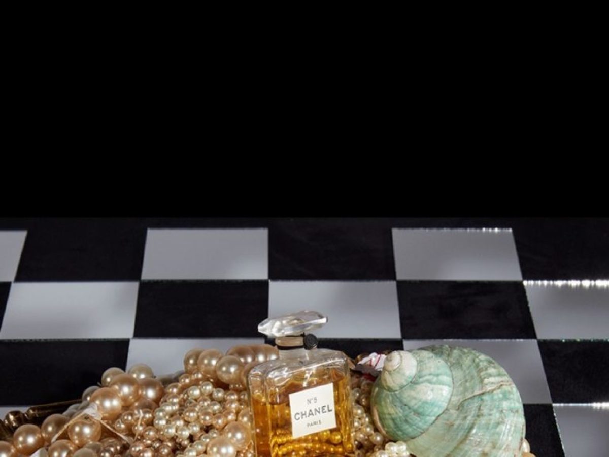 Όταν μόδα τέχνη και ιστορία γίνονται ένα: Μια φωτογραφική έκθεση του Roe Ethridge αποκαλύπτει το σύμπαν της Gabrielle Chanel