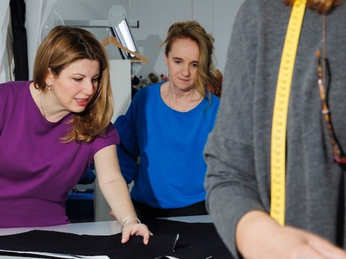 Πέρα από το ύφασμα: Οι γυναίκες πίσω από το σύμπαν της Ioanna Kourbela