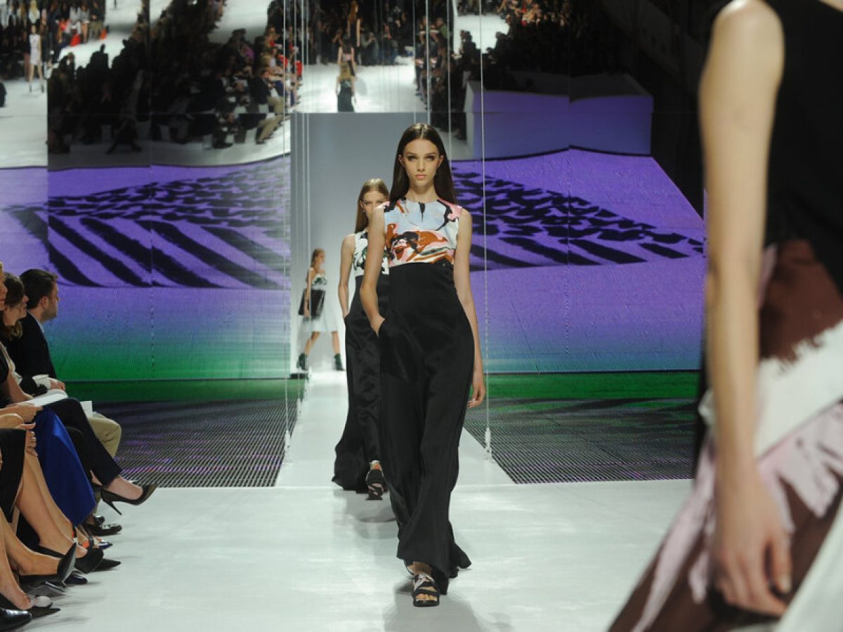 Σύμφωνα με την επίδειξη του Dior, αυτά είναι τα jeans που θα φοράμε όλοι τον επόμενο χειμώνα