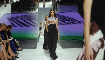 Σύμφωνα με την επίδειξη του Dior, αυτά είναι τα jeans που θα φοράμε όλοι τον επόμενο χειμώνα
