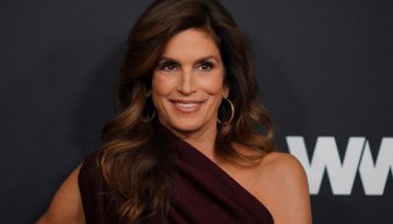 Στα 60 της, η Cindy Crawford αποκαλύπτει τη μυστική πρωινή ρουτίνα που τη διατηρεί σε άψογη φόρμα