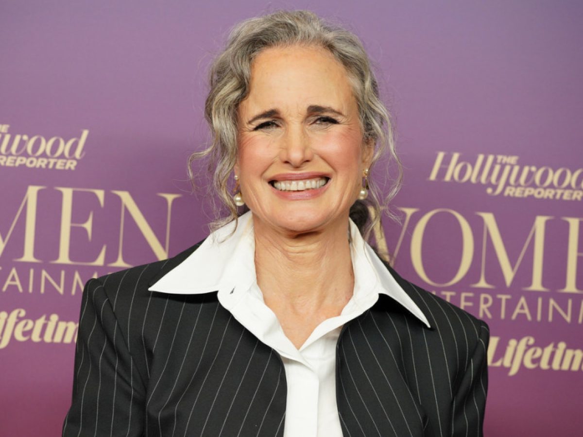 Στο Μιλάνο, η Andie MacDowell αντάλλαξε τις εμβληματικές γκρίζες μπούκλες της με έναν αέρινο κότσο
