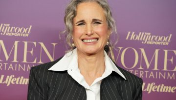 Στο Μιλάνο, η Andie MacDowell αντάλλαξε τις εμβληματικές γκρίζες μπούκλες της με έναν αέρινο κότσο